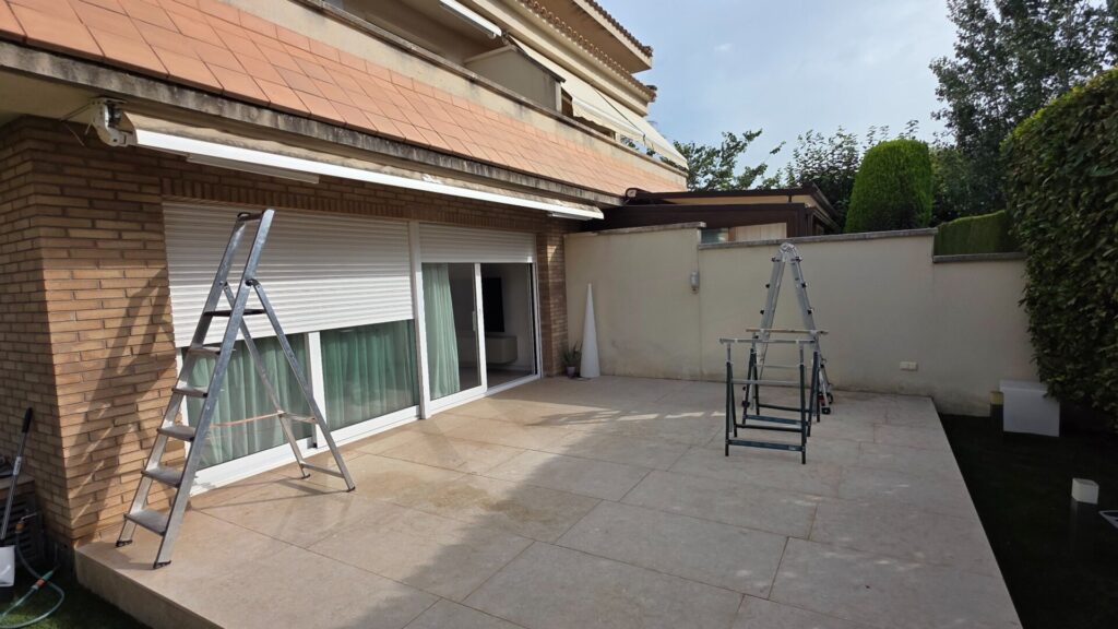 Terraza antes de instalar una pérgola bioclimática en Salou