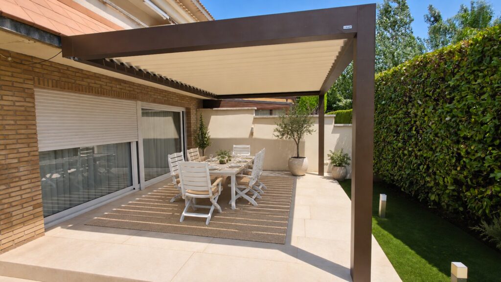 Pérgola bioclimática Saxun P230 instalada en Salou