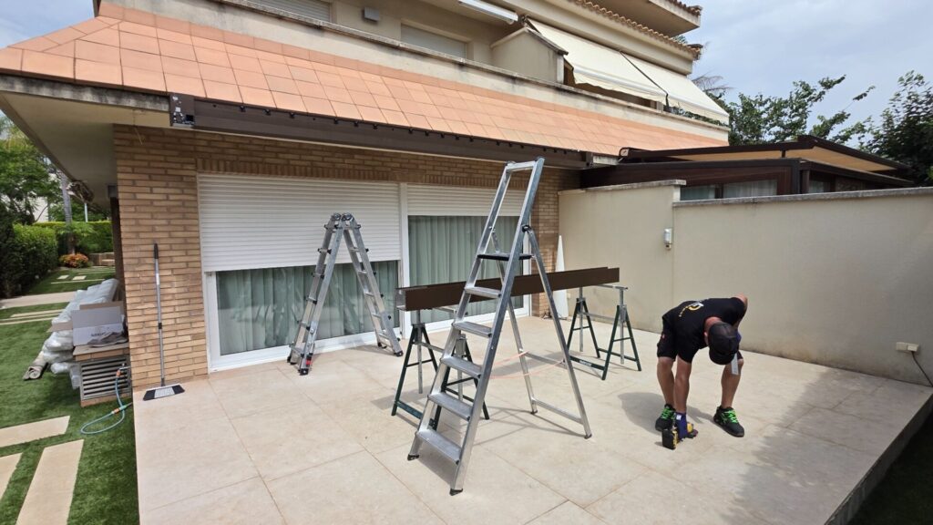 Montaje de pérgola bioclimática Saxun P230 en Salou