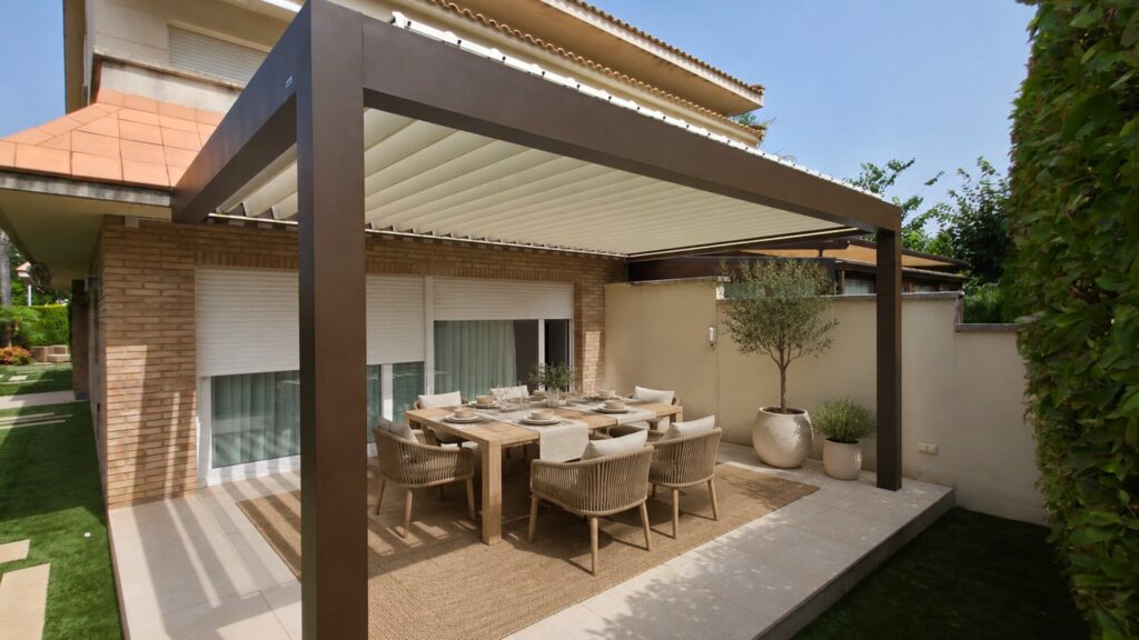 Terraza con pérgola bioclimática Saxun P230 en Salou